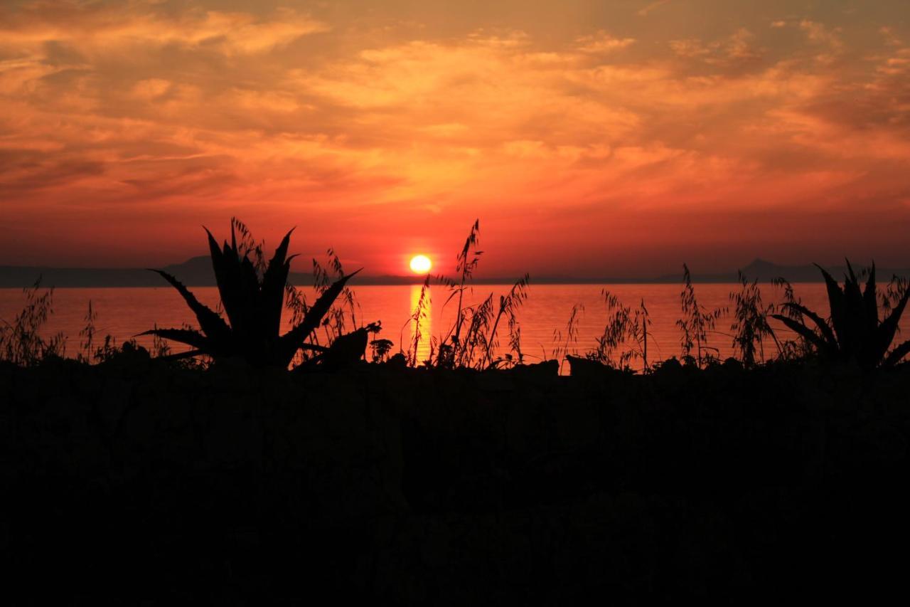 Alkionis Beach Hotel Apartments Sfáka Buitenkant foto